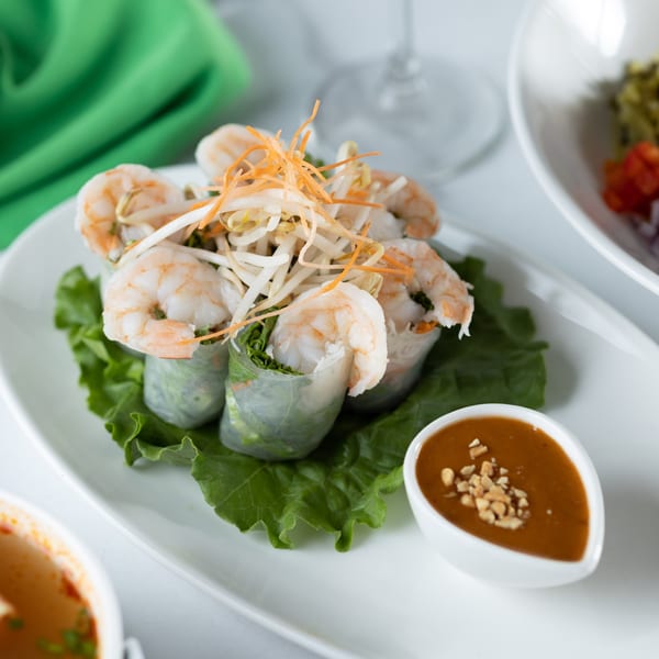 Fresh Thai spring rolls with shrimp, lettuce, and bean sprouts, served with peanut sauce.