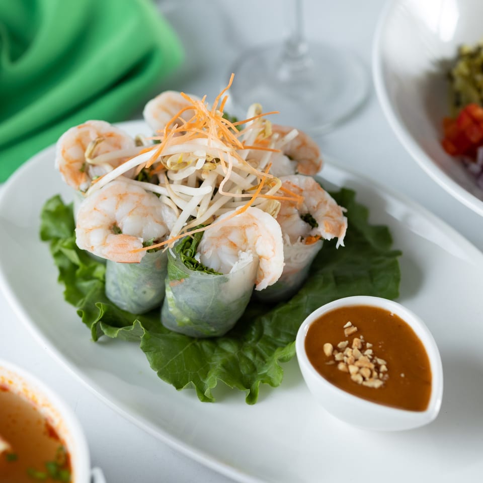 Fresh Thai spring rolls with shrimp, lettuce, and bean sprouts, served with peanut sauce.